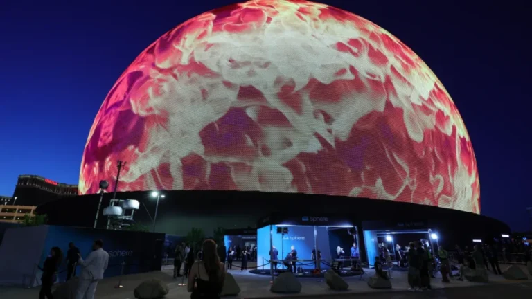 4-datos-que-muestran-la-magnitud-de-la-gigantesca-esfera-inaugurada-en-Las-Vegas-con-un-concierto-de-U2-GettyImages-1709734596