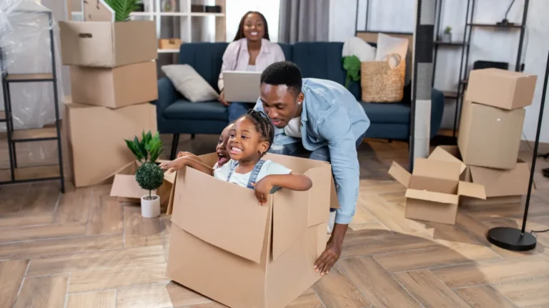 Casa-nueva-cajas-shutterstock_1939947142