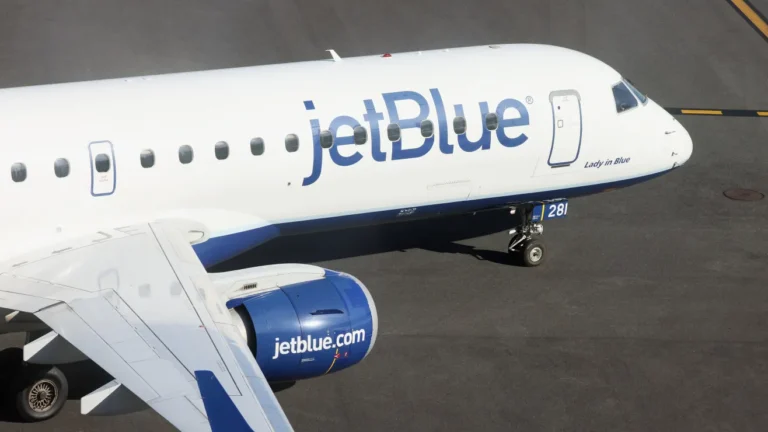 Un-avion-de-JetBlue-sufrio-un-inesperado-incidente-en-el-Aeropuerto-JFK-de-Nueva-York-GettyImages-1441426734