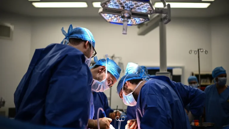 El-veterano-de-EEUU-que-recibio-el-primer-trasplante-de-ojo-del-mundo-GettyImages-1246857422