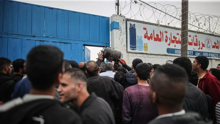 Cientos-de-palestinos-esperan-frente-a-un-centro-de-distribucion-para-recibir-comida-jpg