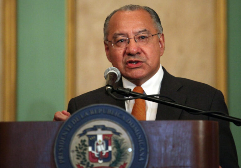 Ex embajador espía de EEUU usaba pasaporte