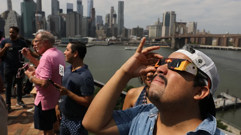 Eclipse-solar-en-Nueva-York-el-fenomeno-podra-verse-luego-de-100-anos-en-la-ciudad-GettyImages-836321756