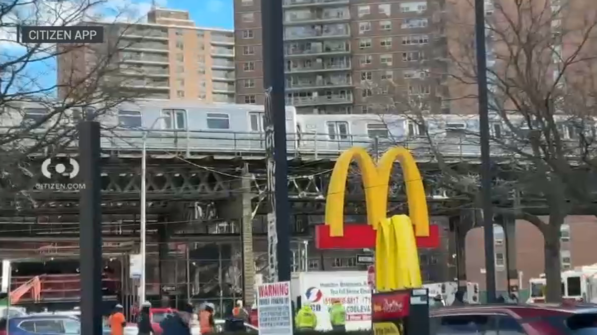 F-train-derailed-near-Neptune-Ave
