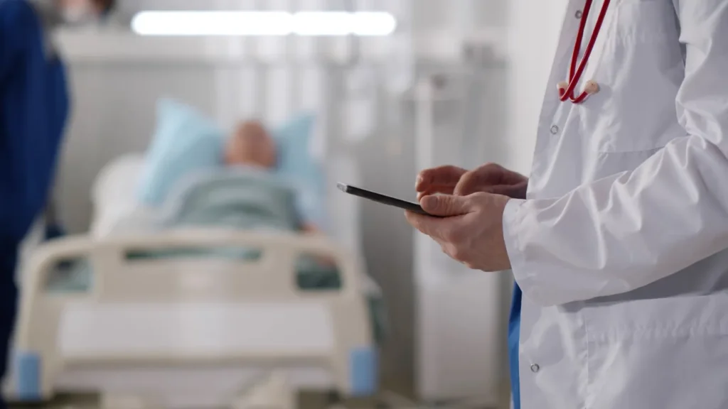 Hospitalizado-shutterstock_1939300630