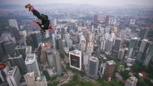 Murio-britanico-que-practicaba-deporte-extremo-tras-lanzarse-del-piso-29-de-un-edificio-en-Tailandia-shutterstock_750190171