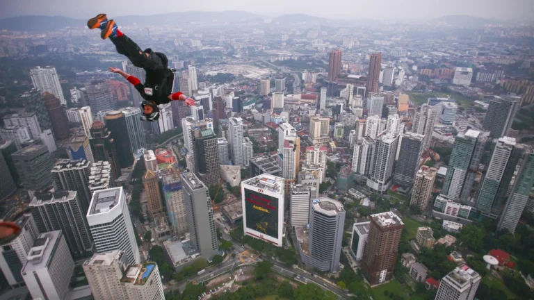 Murio-britanico-que-practicaba-deporte-extremo-tras-lanzarse-del-piso-29-de-un-edificio-en-Tailandia-shutterstock_750190171
