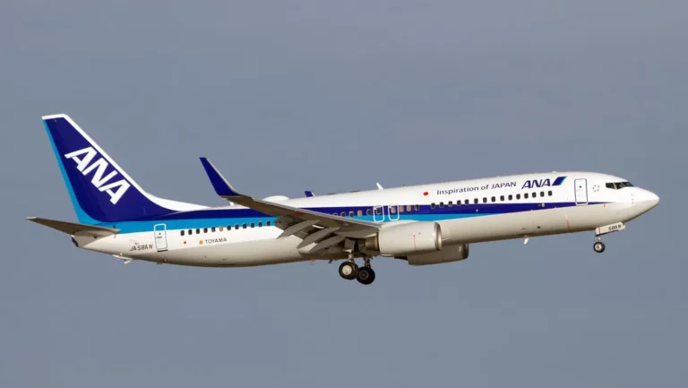 Un-Boeing-737-regresa-al-aeropuerto-tras-encontrarse-una-grieta-en-una-ventanilla-en-Japon-jpg