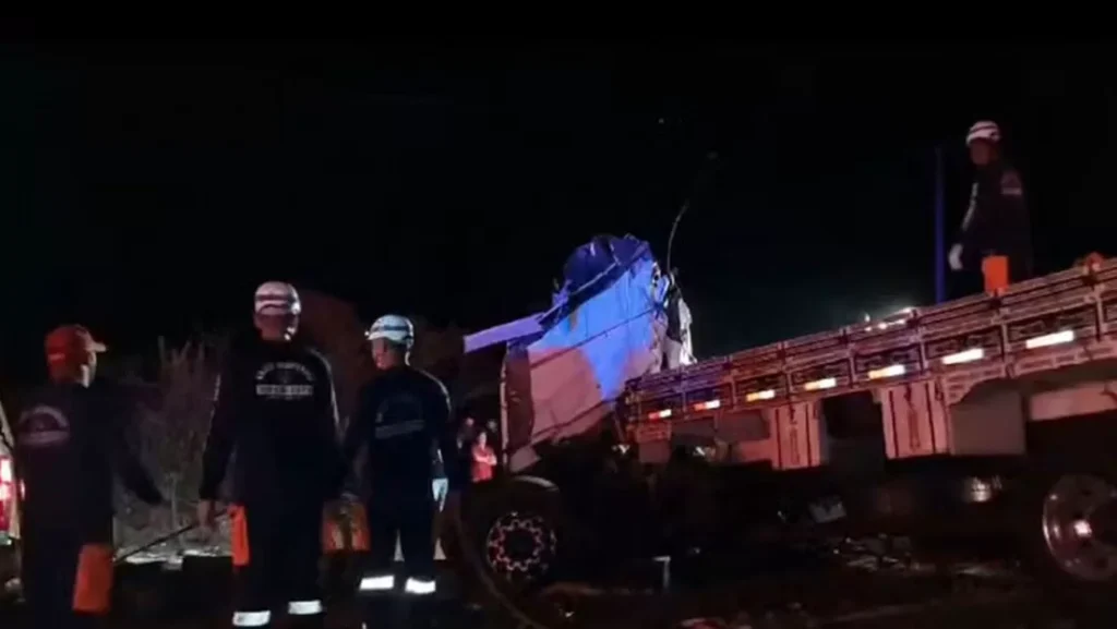 Un-choque-entre-un-camion-y-un-autobus-turistico-deja-24-muertos-en-el-noreste-de-Brasil-jpg