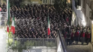 Una-ceremonia-en-la-que-cientos-de-neofascistas-realizaron-el-saludo-nazi-causa-indignacion-en-Italia-jpg