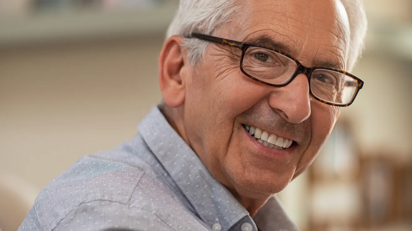 Adulto-mayor-shutterstock_1206730255