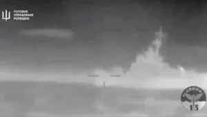 La-inteligencia-ucraniana-compartio-el-video-del-ataque.-Defence-intelligence-of-Ukraine