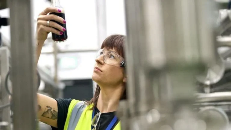 Mujer-laborando-en-fabrica-DIAGEO