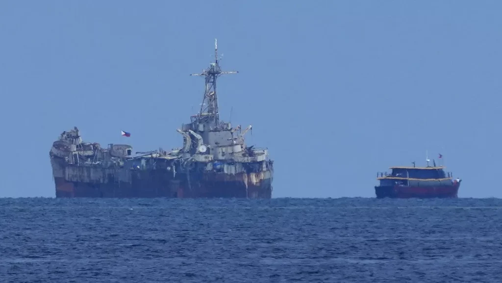Pekin-denuncia-que-un-buque-filipino-atraco-ilegalmente-en-un-disputado-atolon-en-el-mar-de-la-China-Meridional-jpg