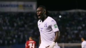 Un-futbolista-es-puesto-en-coma-inducido-tras-recibir-un-golpe-en-la-cabeza-en-pleno-partido-850x479