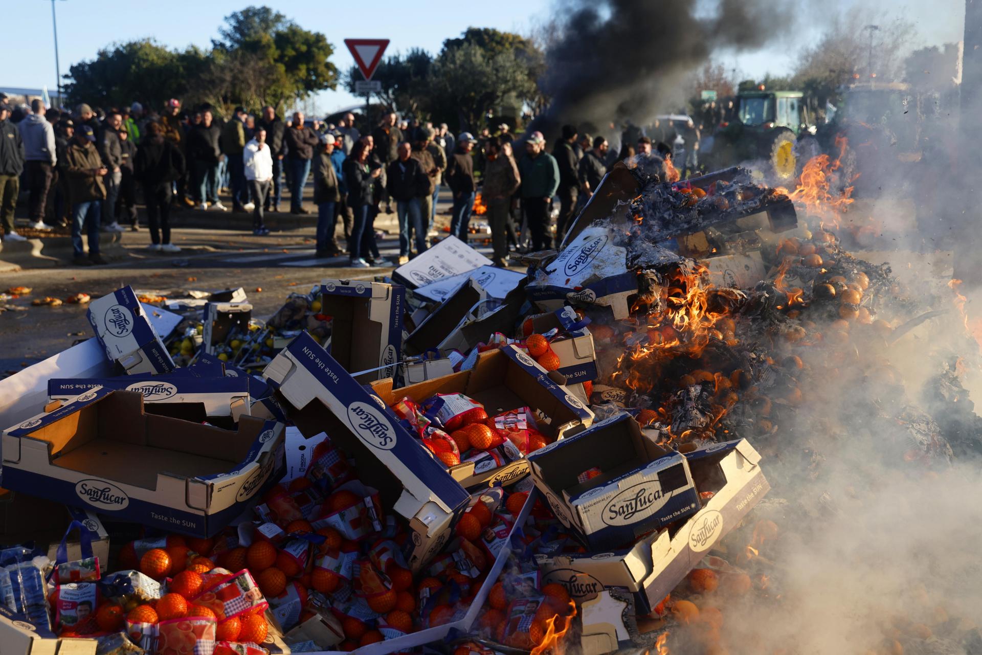 Los agricultores franceses amenazan con bloquear París y el Gobierno busca calmar su ira