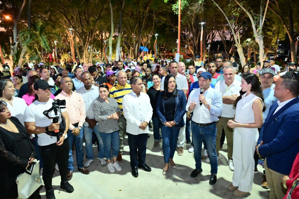 Abel-rodeado-de-cientos-de-personas-en-la-entrega-del-parque