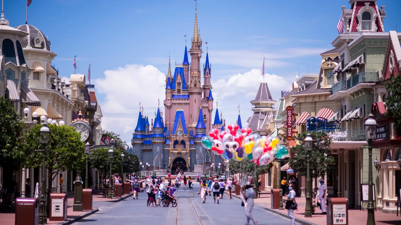 Demanda-a-Disney-World-tras-la-muerte-de-su-esposa-por-comer-en-uno-de-sus-restaurantes-AP20233754048652