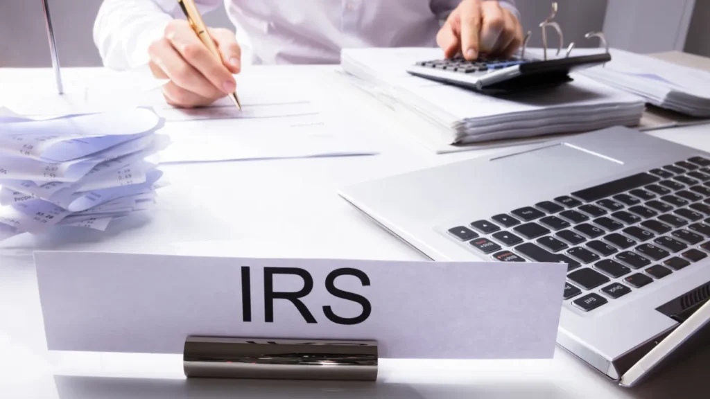 IRS-escritorio-shutterstock_1005704854