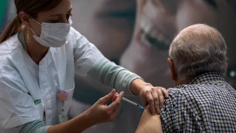 Recomiendan-refuerzo-de-la-vacuna-de-Covid-en-primavera-AP21006566730155