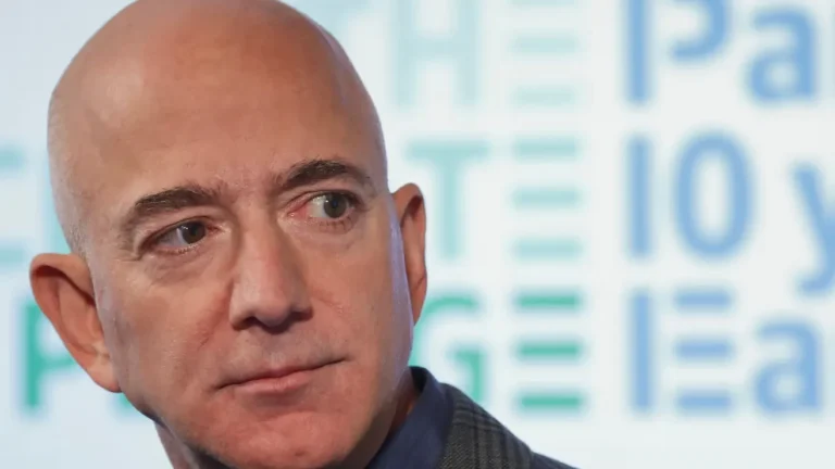 jeff-bezos-amazon-elon-musk-mas-rico-del-mundo-shutterstock_2432138047