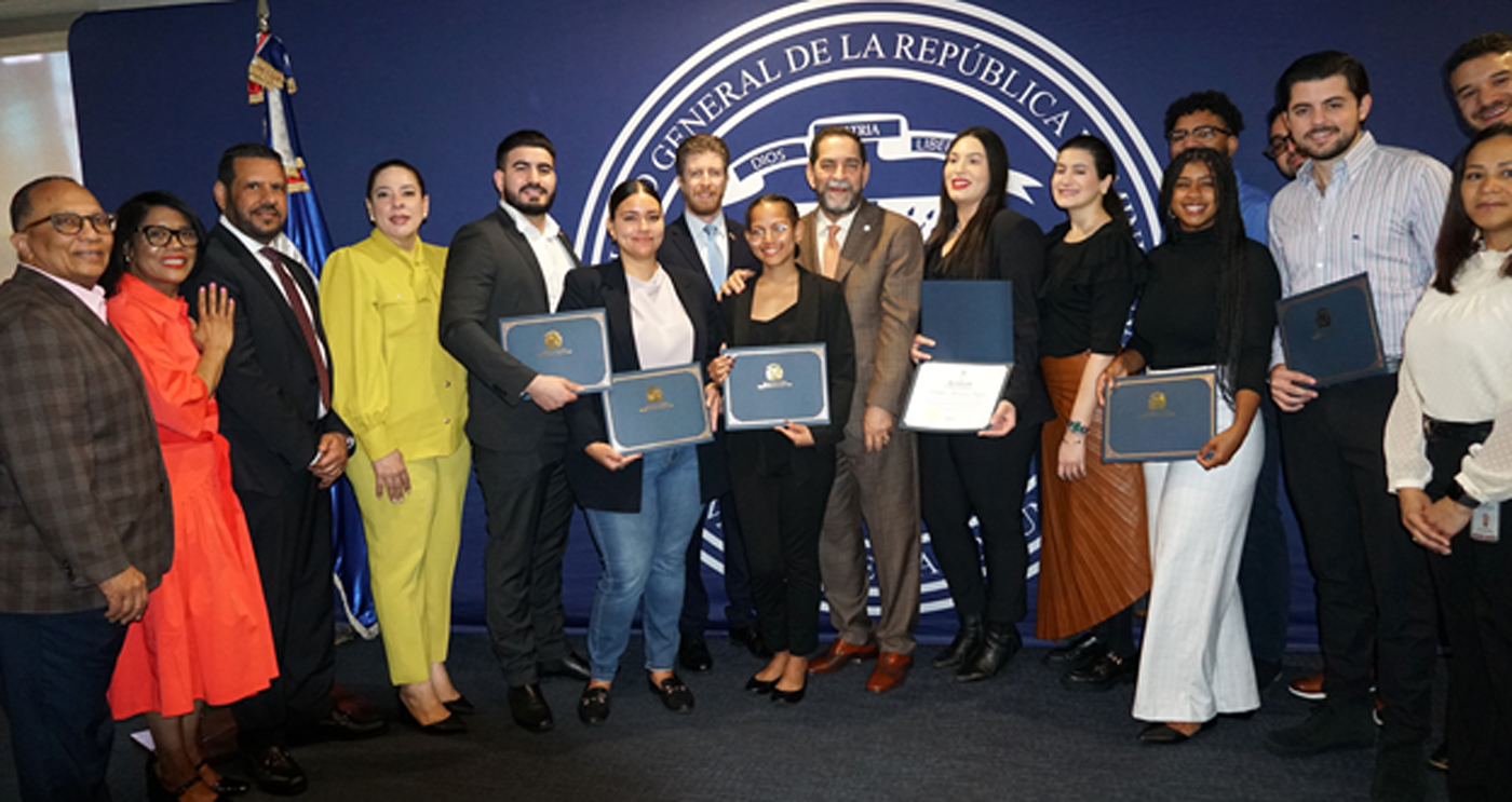 Consulado NY reconoce grupo de estudiantes
