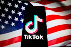 logotipo-de-tiktok-frente-a-la-bandera-de-eeuu