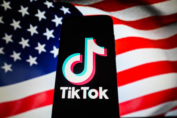 logotipo-de-tiktok-frente-a-la-bandera-de-eeuu