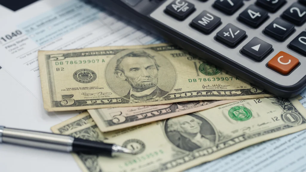 tlmd-impuestos-irs-taxes-shutterstock_2277661611-copy