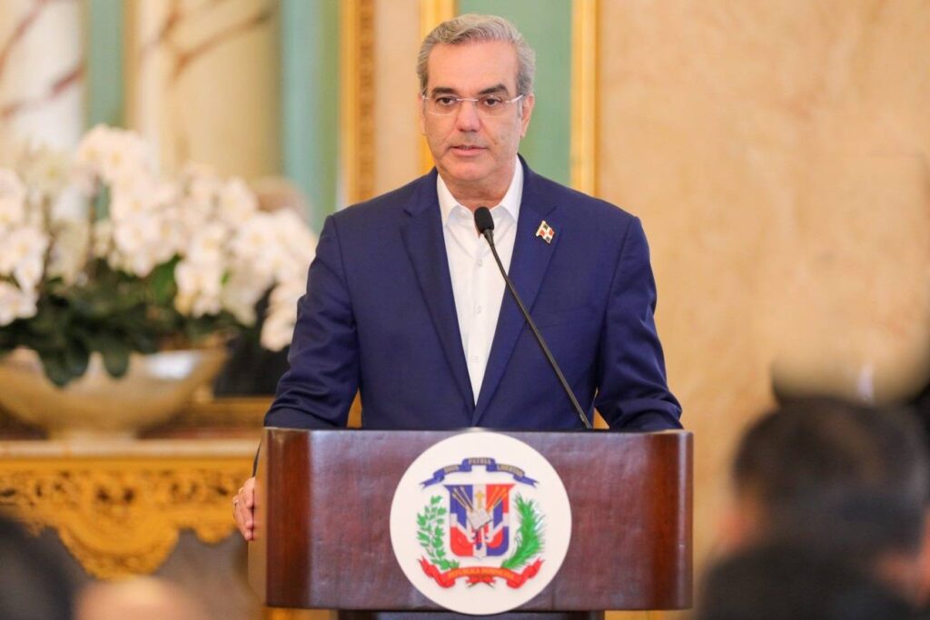 Presidente_Luis_Abinader_destaca_aumento_del_consumo_de_leche_de_produccion_nacional_en_el_desayuno_escolar