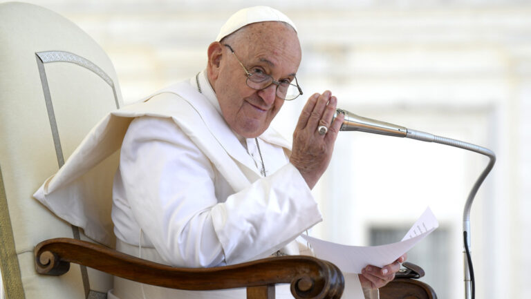 Den-sermones-breves-o-las-personas-se-duermen-dice-el-papa-Francisco-a-los-sacerdotes