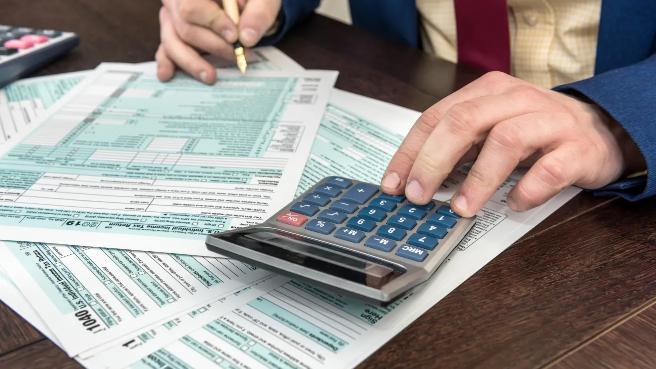 Impuestos-shutterstock_1668315808