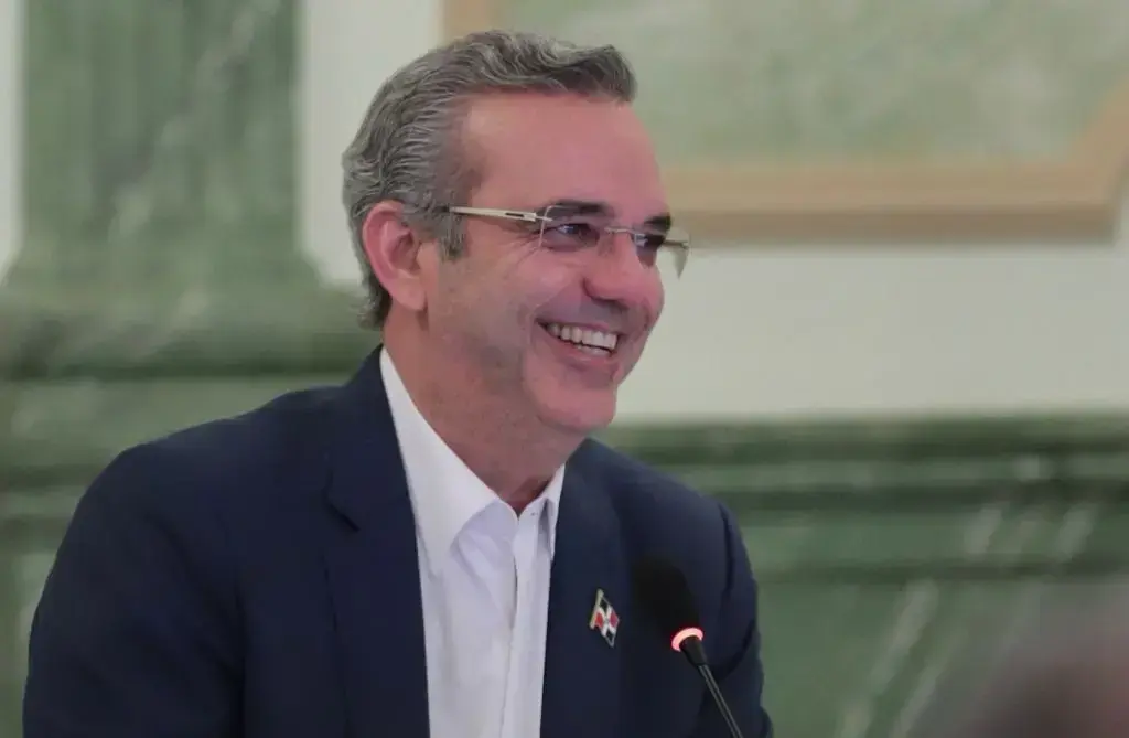 Luis-abinader-riendo