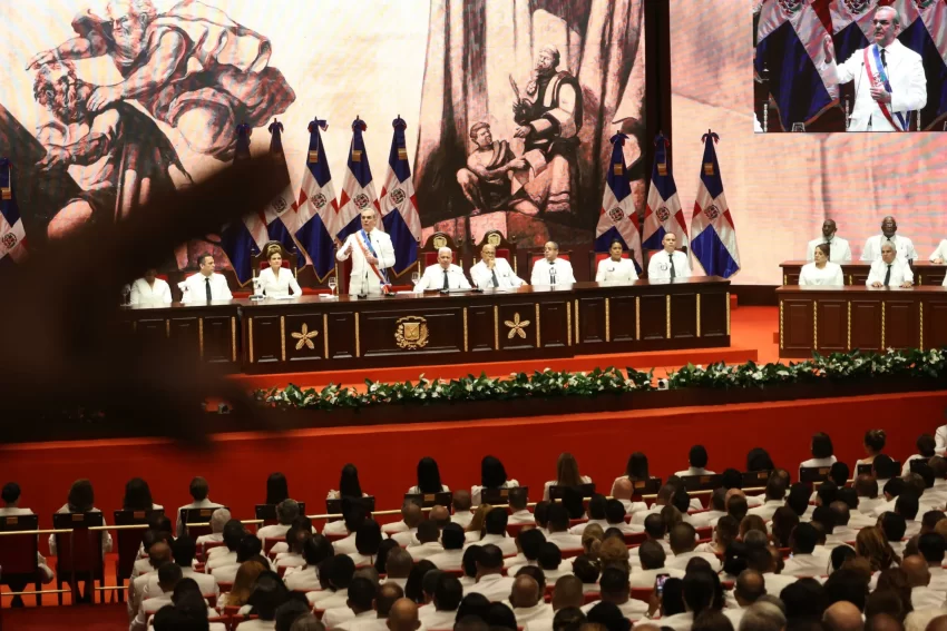 Abinader-proximos-cuatro-anos-haremos-un-especial-esfuerzo-en-la-formacion-de-nuestros-docentes-850x567