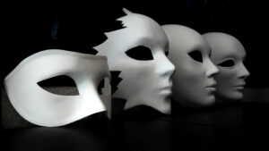 Conjunto-de-mascaras-venecianas-sin-decorar-la-necesidad-de-sobresalir-por-originalidad-poco-a
