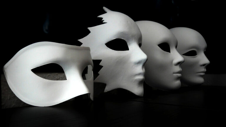 Conjunto-de-mascaras-venecianas-sin-decorar-la-necesidad-de-sobresalir-por-originalidad-poco-a