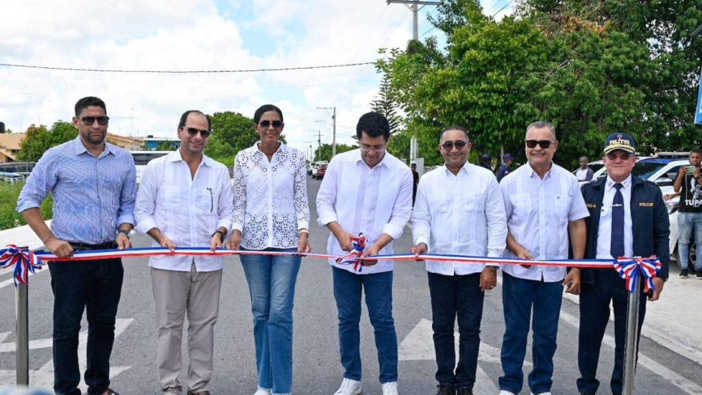 Ministro-de-Turismo-inaugura-reconstruccion-calle-Pastor-Domingo-de-la-Cruz-en-Veron-Punta-Cana