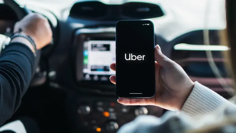 Uber-empezara-a-investigar-a-los-pasajeros-que-significa-shutterstock_2193217691