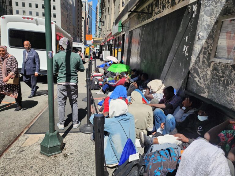 Inmigrantes recién llegados hacen larga cola en busca de albergue y trabajo en Nueva York