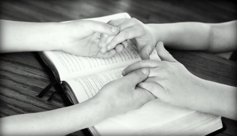 holding-hands-752878_1920-940x538