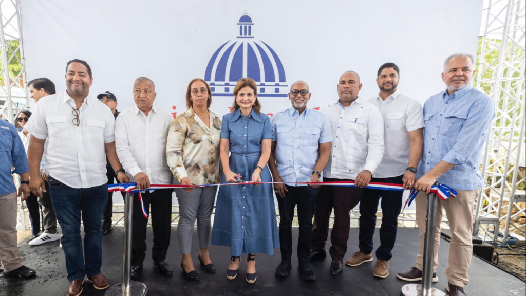 Vicepresidenta-Raquel-Pena-entrega-viviendas-espacios-deportivos-y-centros-comunitarios-para-mejorar-la-calidad-de-vida-en-San-Cristobal