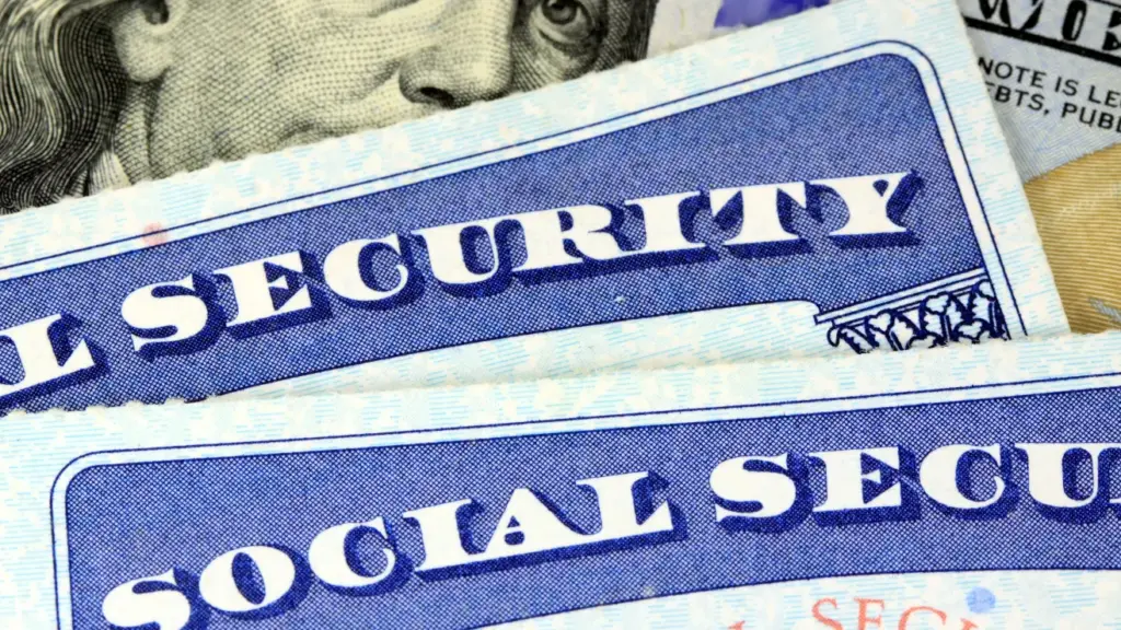 seguro-social-dos-cheques-noviembre-shutterstock_164838758