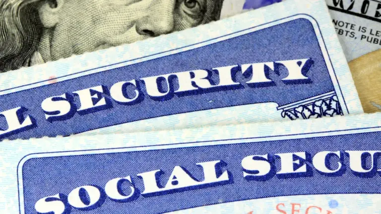 seguro-social-dos-cheques-noviembre-shutterstock_164838758
