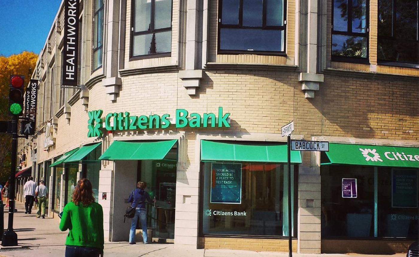 Tres cajeras dominicanas en banco de Boston robaron