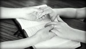 holding-hands-752878_1920-940x538