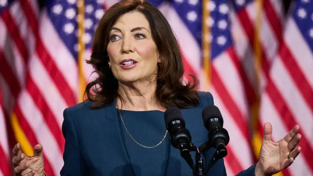 kathy-hochul-sobre-drones-nueva-york_shutterstock_2307252865.jpg