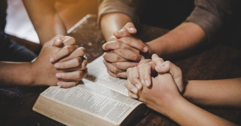 los-mejores-temas-para-orar-en-grupo-y-fortalecer-la-fe-juntos-1024x538