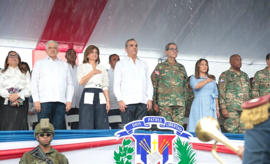 Abinader-en-desfile-Batalla-30-de-marzo-1140x694