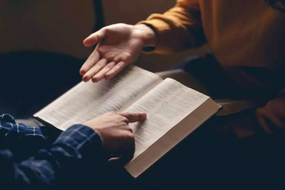 Maos_lendo_e_apontando_a_Biblia-006274_1000-667-0-0
