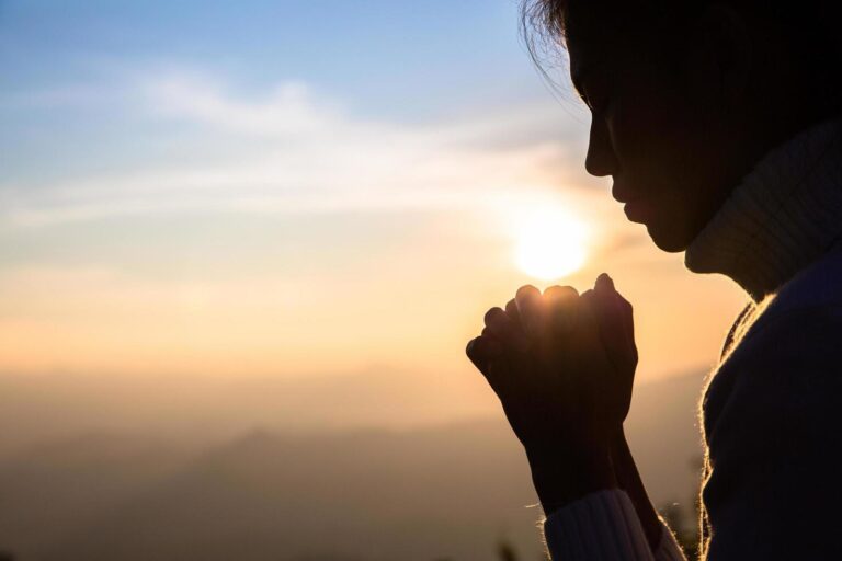 woman-praying-in-the-morning-on-the-sunrise-background-christianity-concept-pray-background-faith-hope-love-concept-free-photo